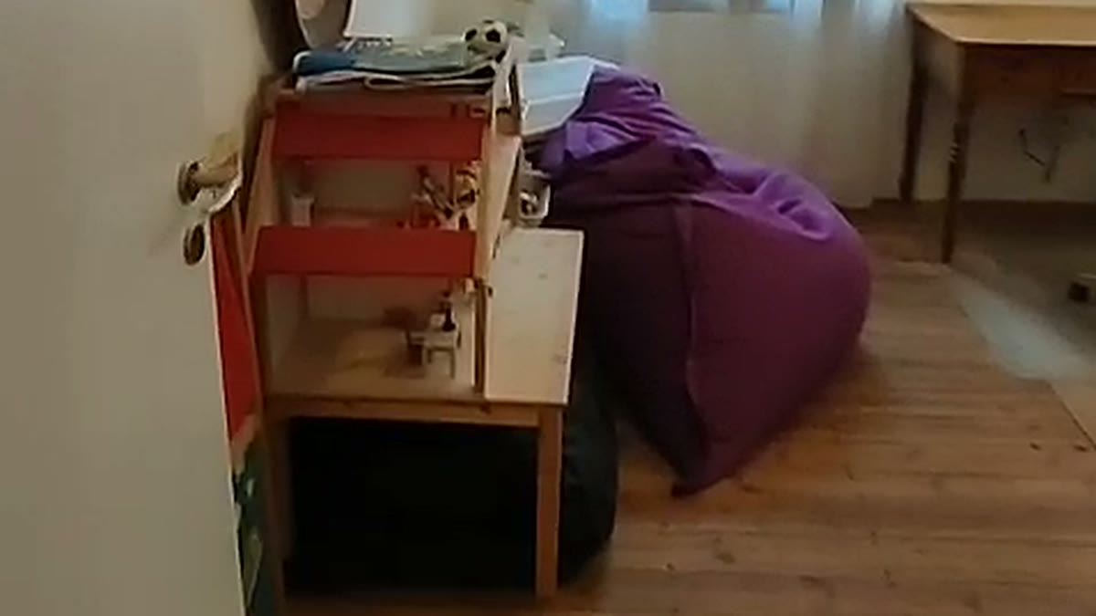 Therapieraum für Kinder und Jugendliche mit Sitzsack, Maltisch und Tageslicht